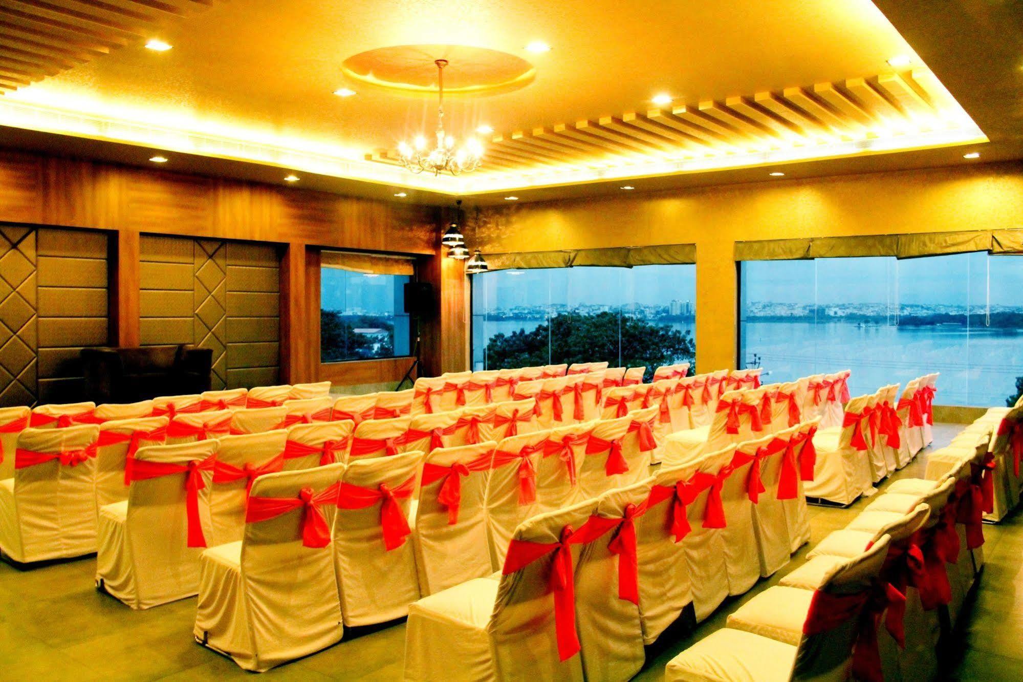 ​Justa Hyderabad Otel Dış mekan fotoğraf