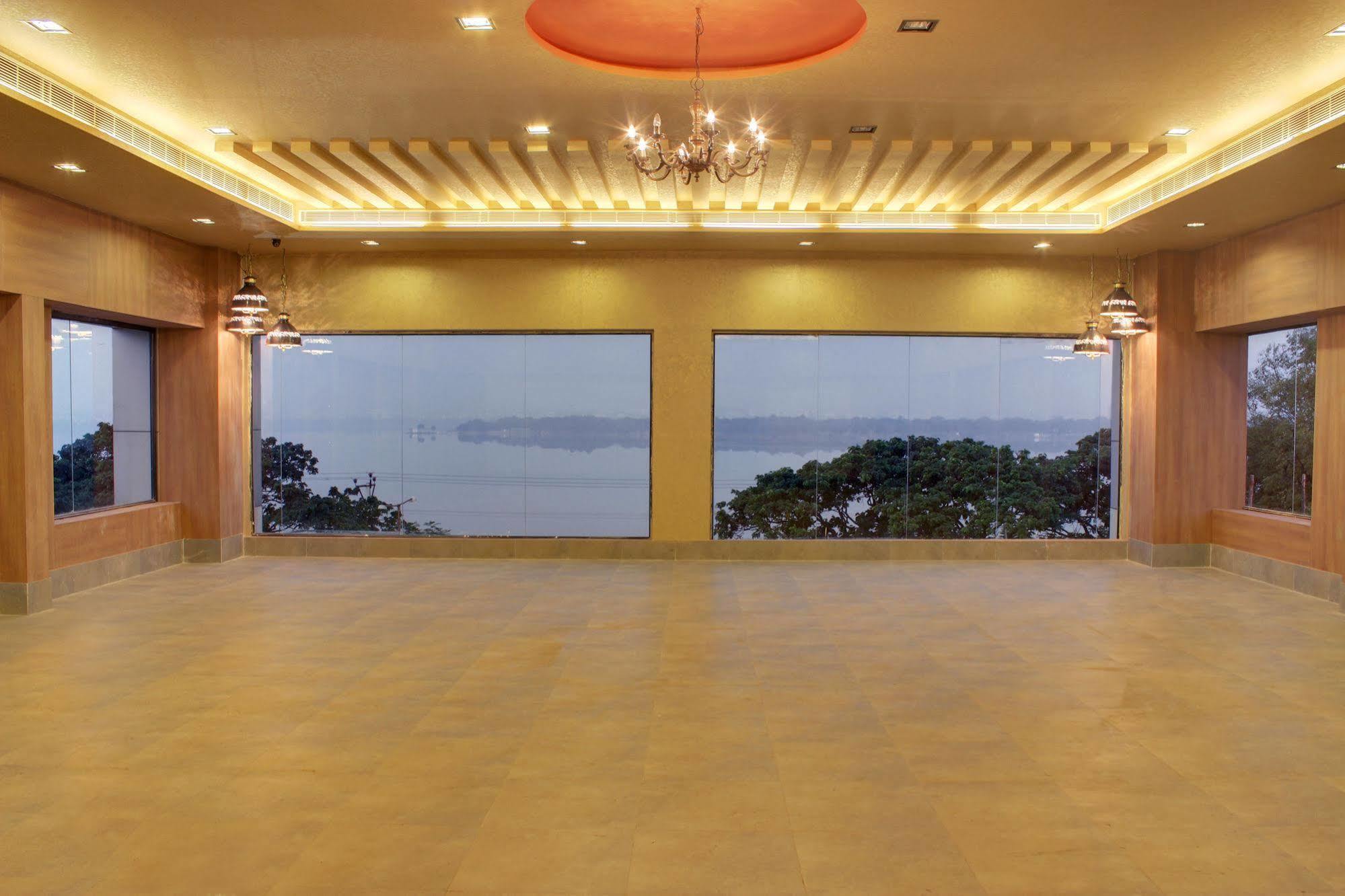 ​Justa Hyderabad Otel Dış mekan fotoğraf